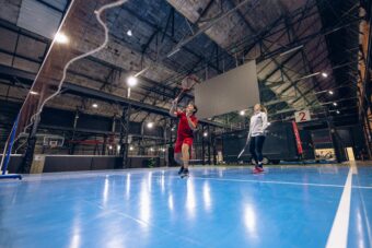 Jeu au Badminton à l'Autre Usine Cholet