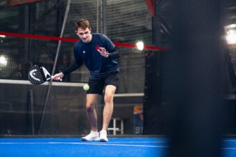 Jeu au Padel à l'Autre Usine Cholet