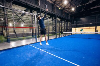 Smash au Padel à l'Autre Usine Cholet