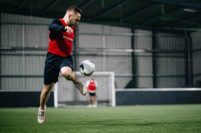 Contrôle du ballon sur un terrain de Foot5 à l'Autre Usine Cholet