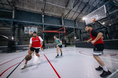 Dribble au terrain de basket à l'Autre Usine Cholet